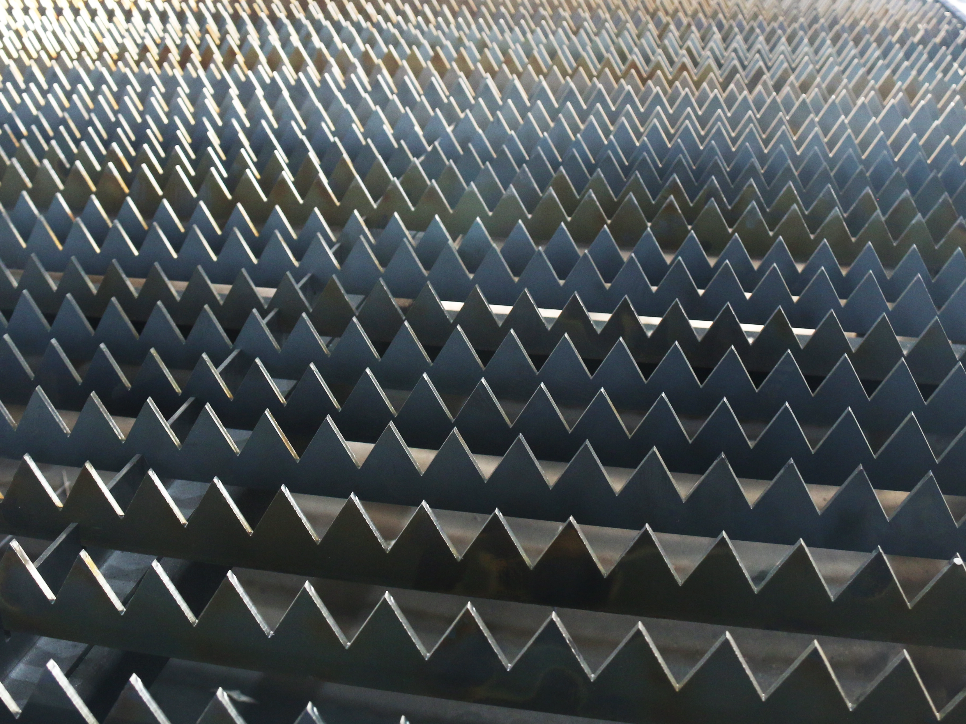 Tooth-type slats workbench for CNC fiber laser cutter