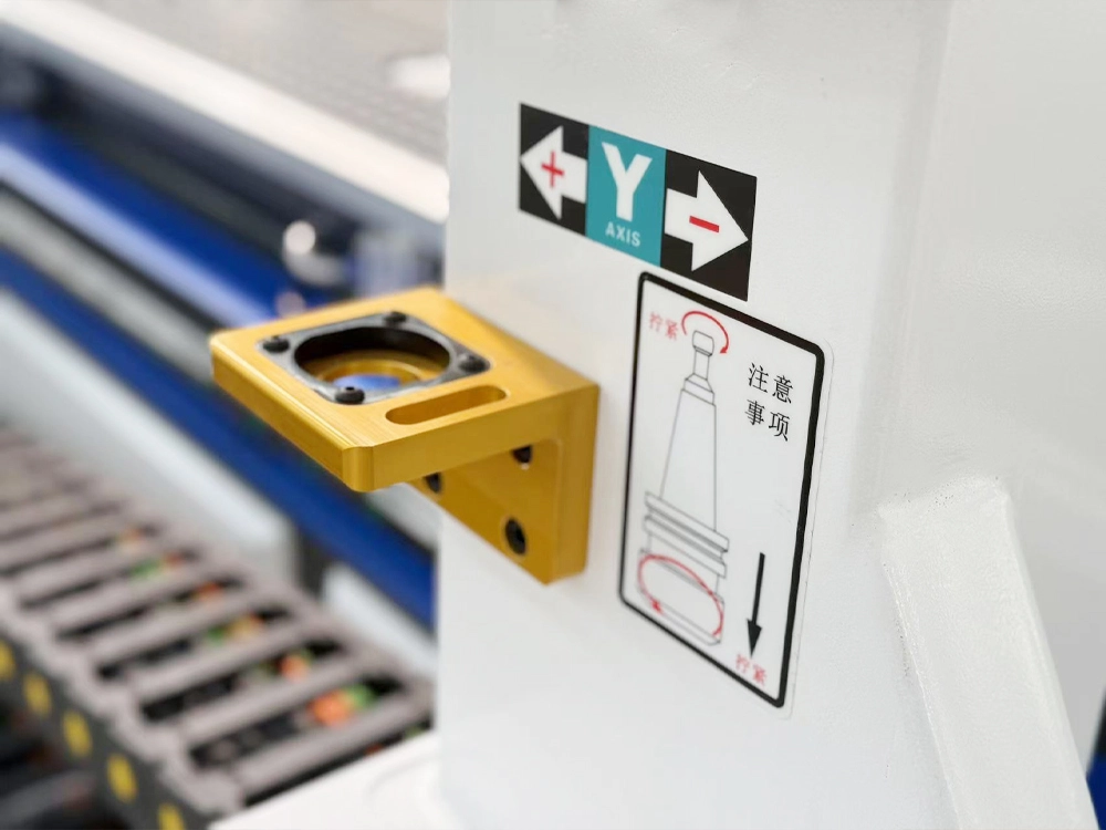 Clamping device for separating the tool and the holder
