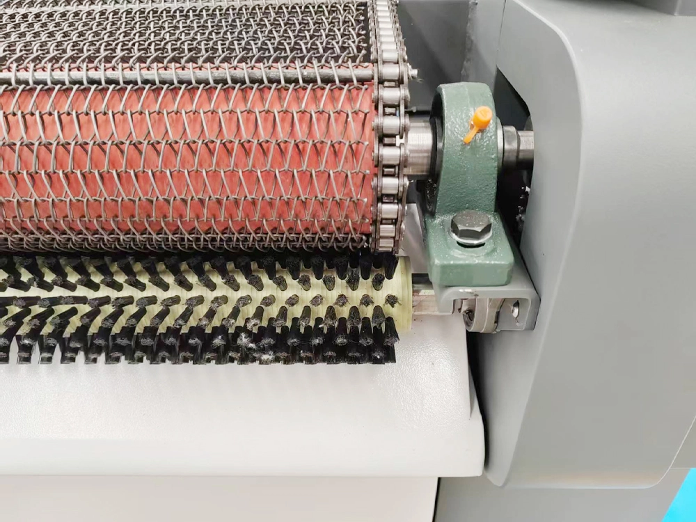 Brush roller at the end of the conveyor belt