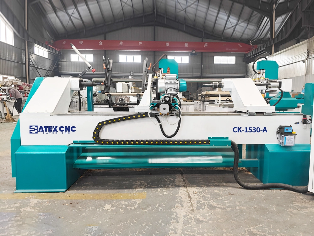 CNC woodworking lathe with automatic feeding device