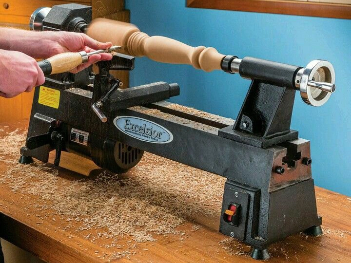 Manual wood lathe