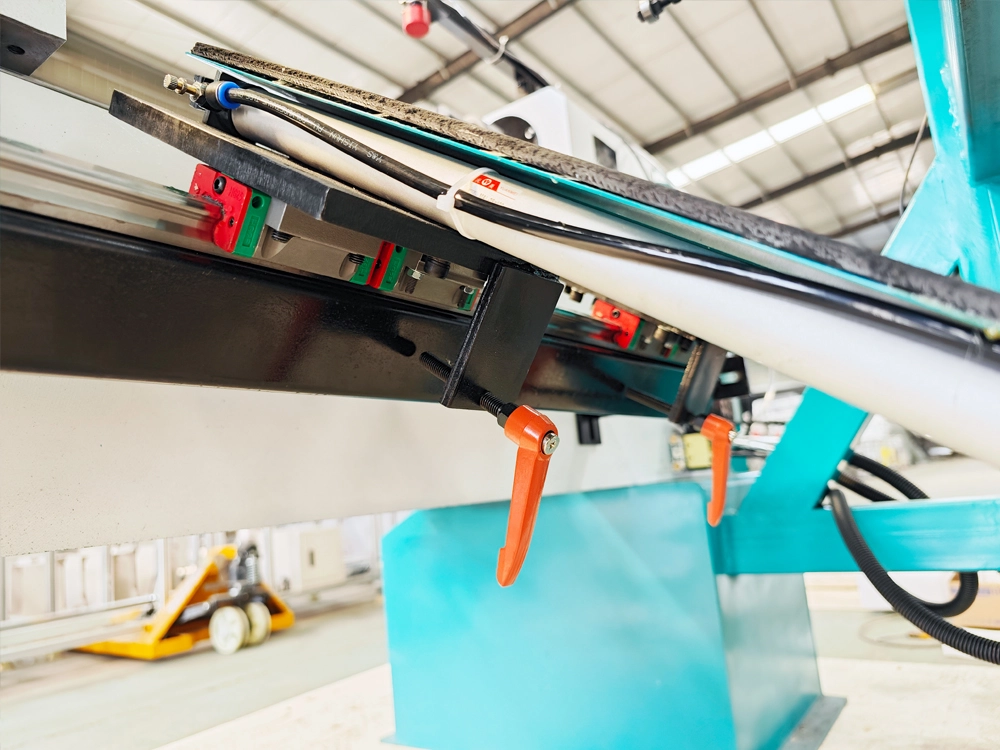 Automatic unloading ejector cylinder