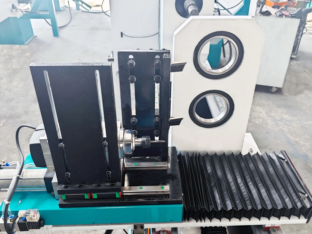 2-sation lathe with single-side turning tools and single spindle