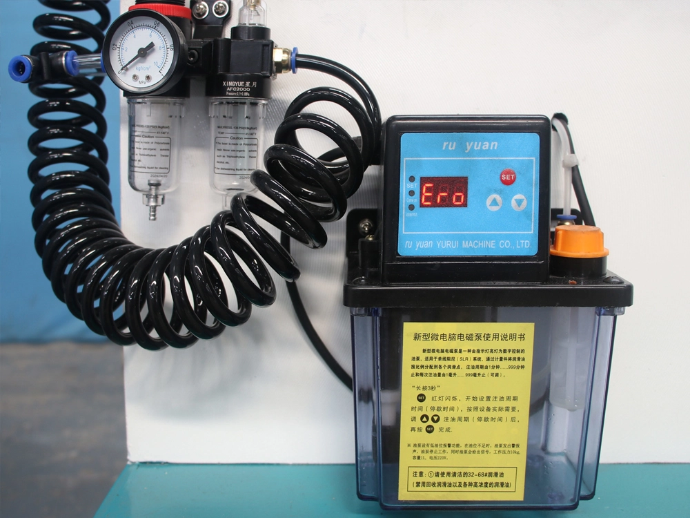 Automatic lubrication oil pot for CNC wood lathe