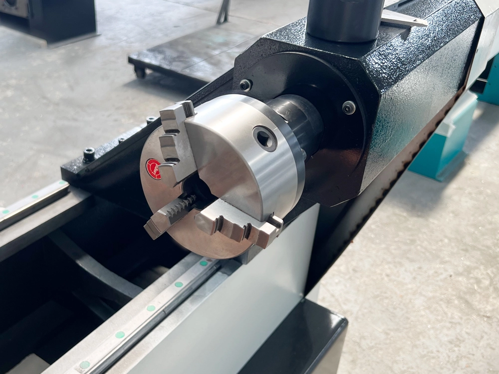 Chuck for pool cue CNC wood milling machine