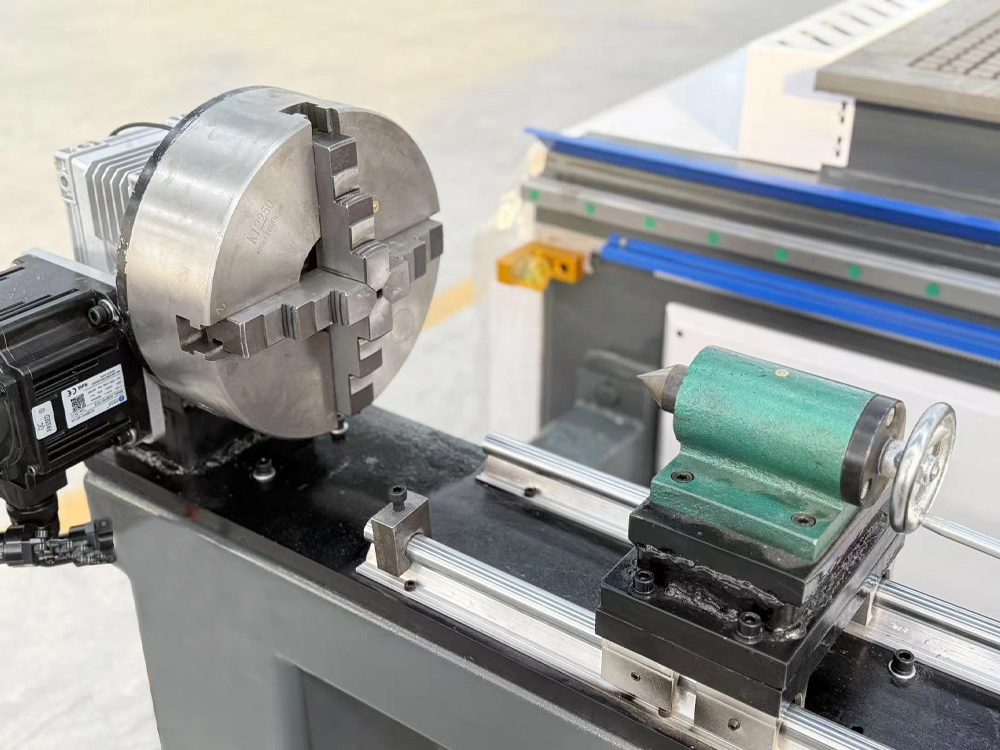 Chuck type rotary fourth axis