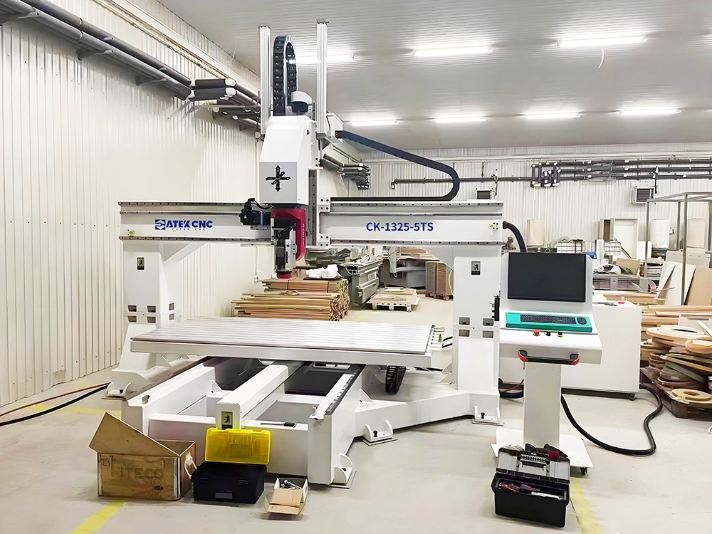 Bridge-type five-axis CNC router with movable tabletop