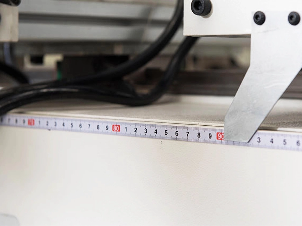 The ruler on the side of the workbench facilitates the positioning of the workpiece