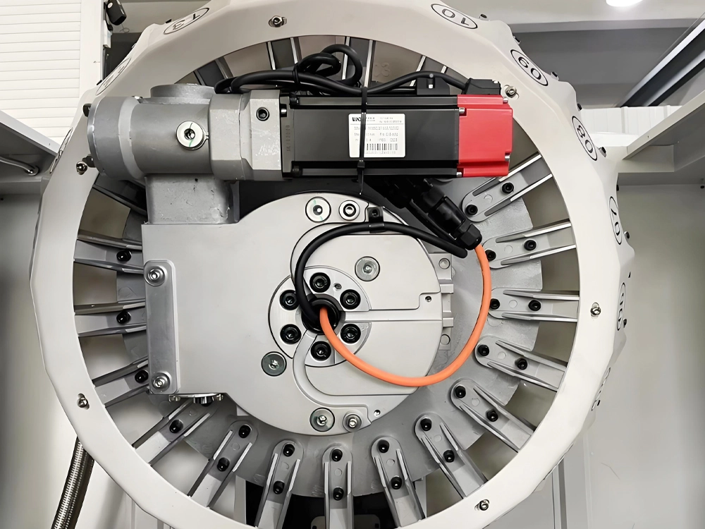 Clamp-arm servo tool magazine of multifunctional drilling and milling metal processing centers