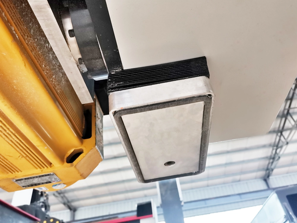 Vacuum suction cup for handling stone slabs