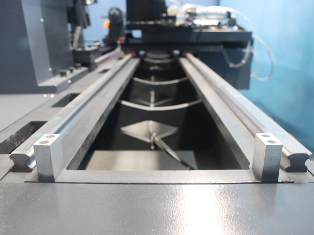 Double-row, four-track heavy-duty casted bed