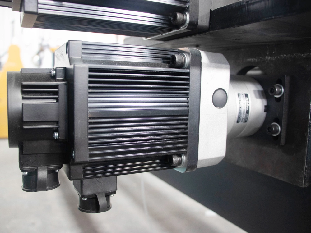 Z-axis servo motor and Japan Shinpo reducer