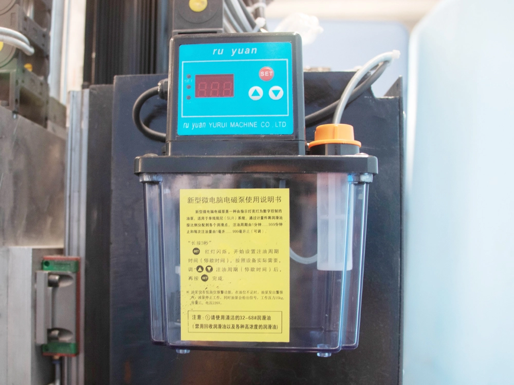 Lubricating oil pot with set lubrication interval and lubrication duration