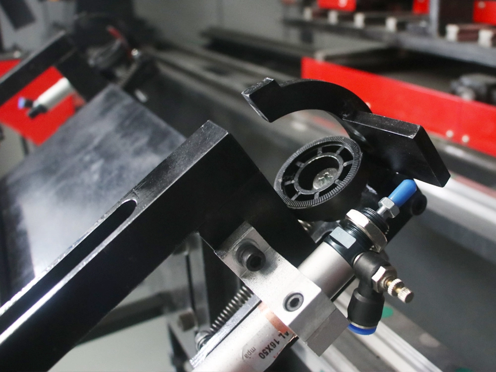 Claws for fixing the blank on feeding device