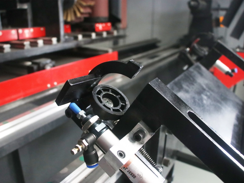 Four-link heavy-duty automatic feeding device