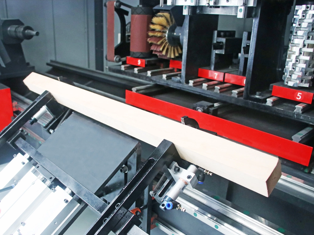 The automatic feeding device can be freely adjusted according to the size of the wood, which is easy to use