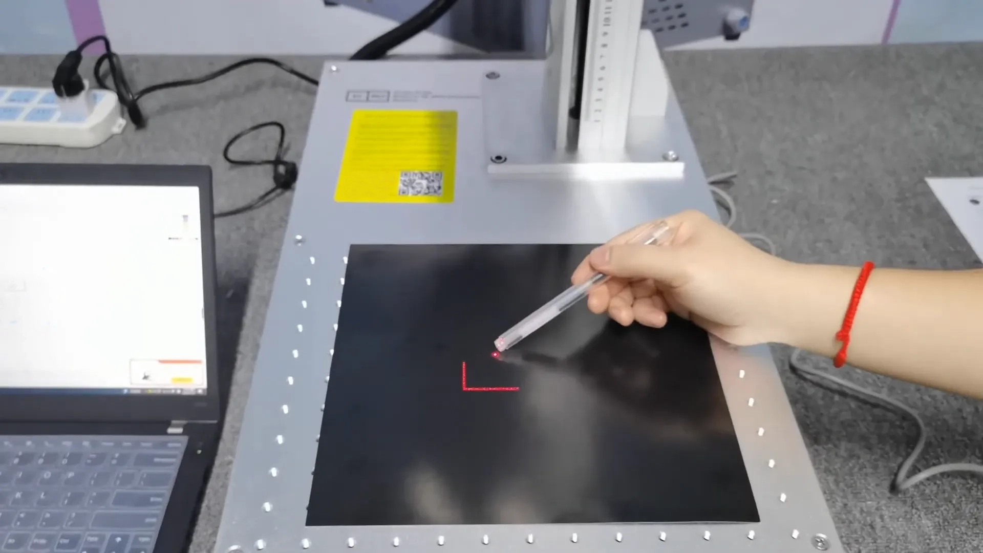 The two light points coincide, indicating that the workpiece is on the focal plane and the adjustment is complete. The two light points coincide, indicating that the workpiece is on the focal plane and the adjustment is complete.
